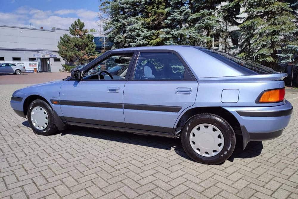 https://autogreeknews.gr/wp-content/uploads/2025/11/1990-Mazda-323F-4-2048x1536-1.jpg