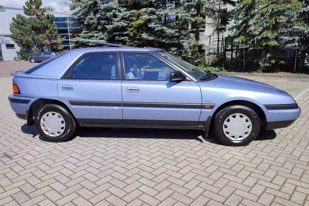 https://autogreeknews.gr/wp-content/uploads/2025/11/1990-Mazda-323F-5-2048x1536-1.jpg