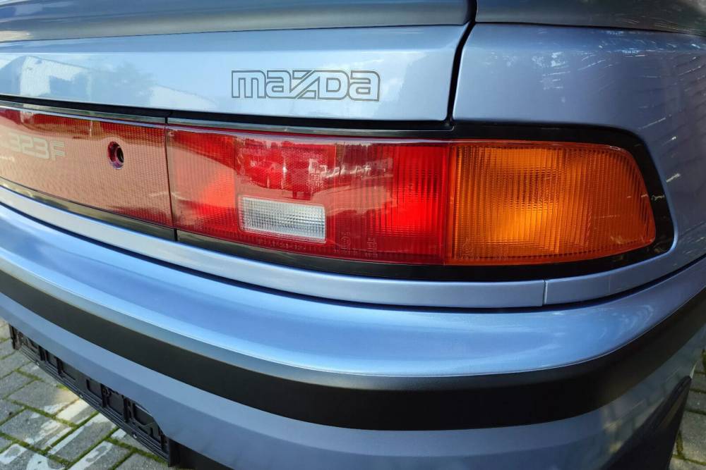 https://autogreeknews.gr/wp-content/uploads/2025/11/1990-Mazda-323F-7-2048x1536-1.jpg