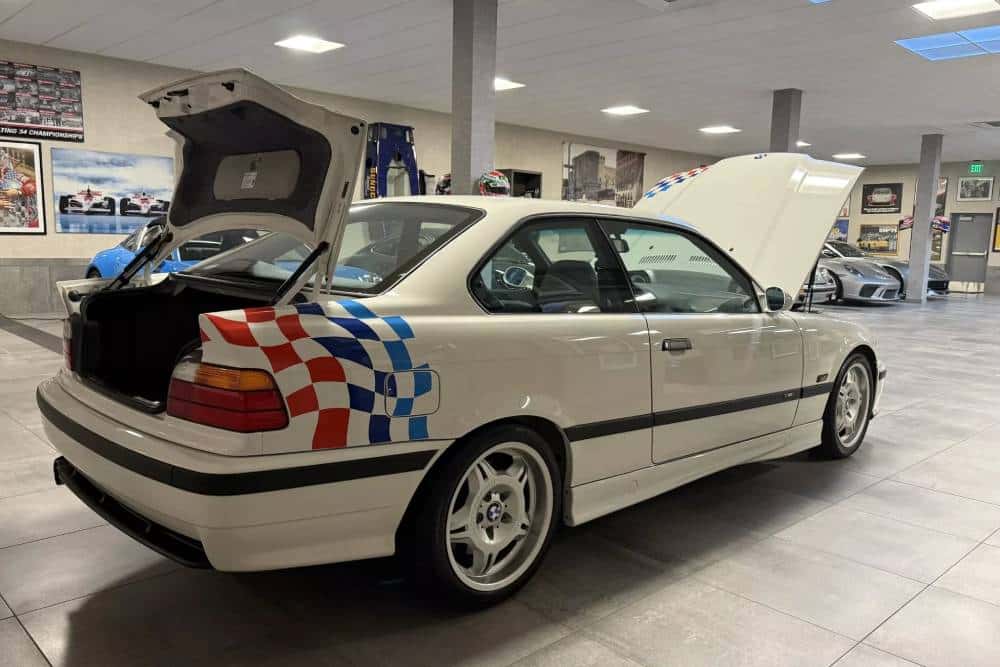 https://autogreeknews.gr/wp-content/uploads/2025/11/1995-BMW-M3-Auction-10.jpg