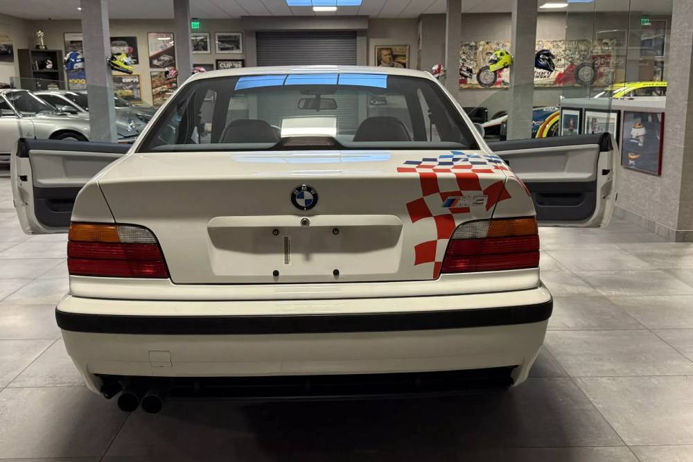 https://autogreeknews.gr/wp-content/uploads/2025/11/1995-BMW-M3-Auction-12.jpg