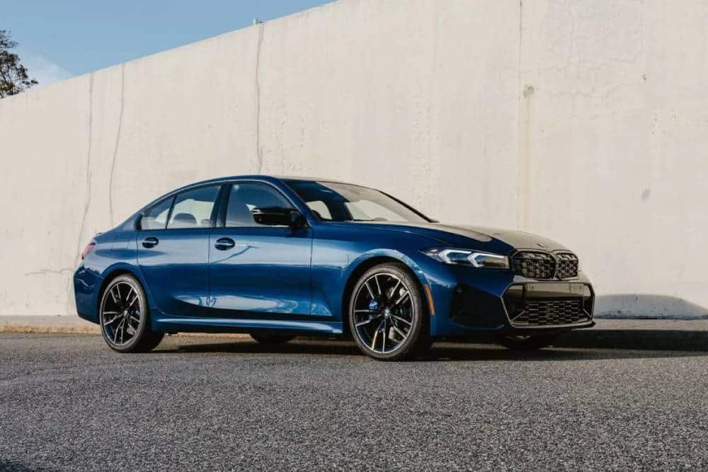 https://autogreeknews.gr/wp-content/uploads/2025/11/2026-BMW-M340i-xDrive-50-Jahre-Edition-11-2048x136-1.jpg