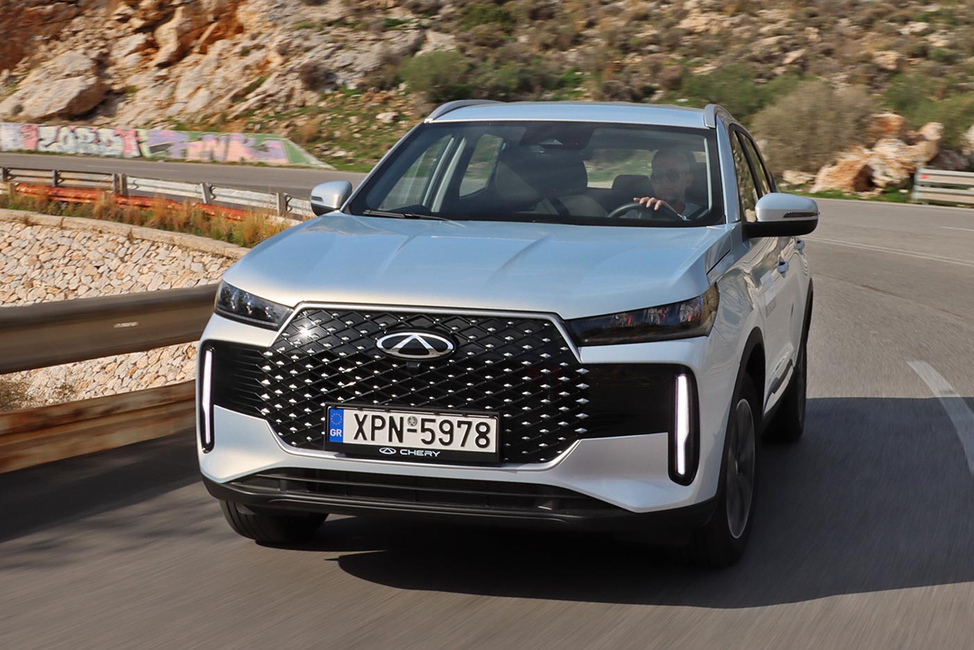 Μοιράζει... τάπες η τιμή του Chery Tiggo 4 Hybrid 204 PS