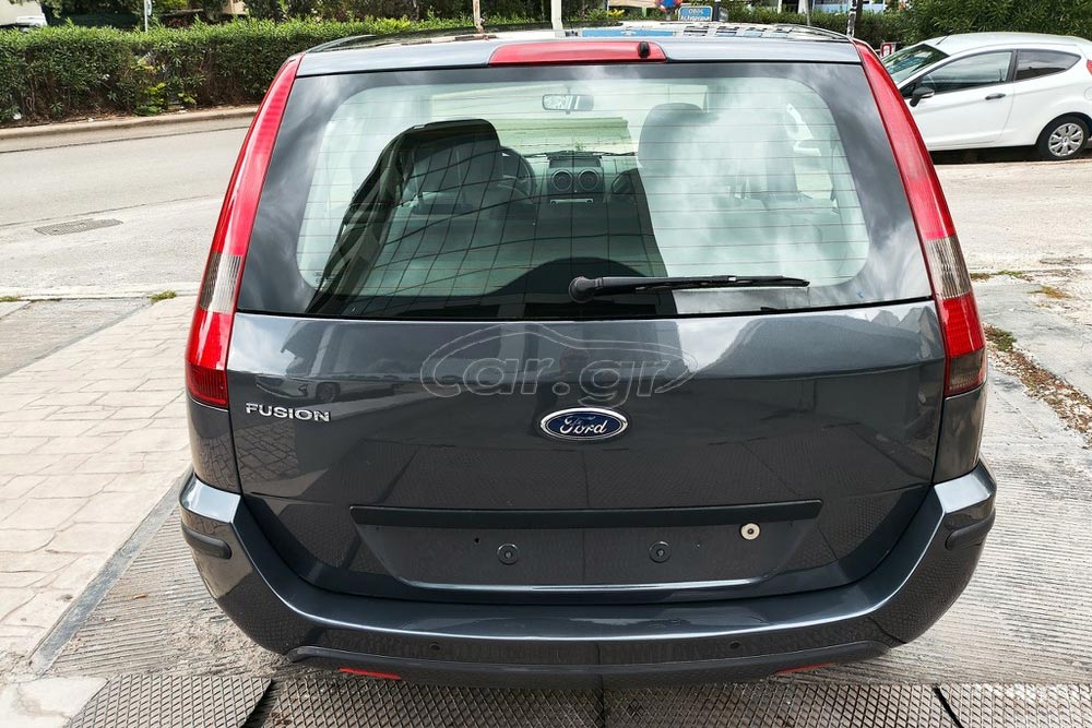 https://autogreeknews.gr/wp-content/uploads/2025/11/Ford-Fusion-2004-3.jpg
