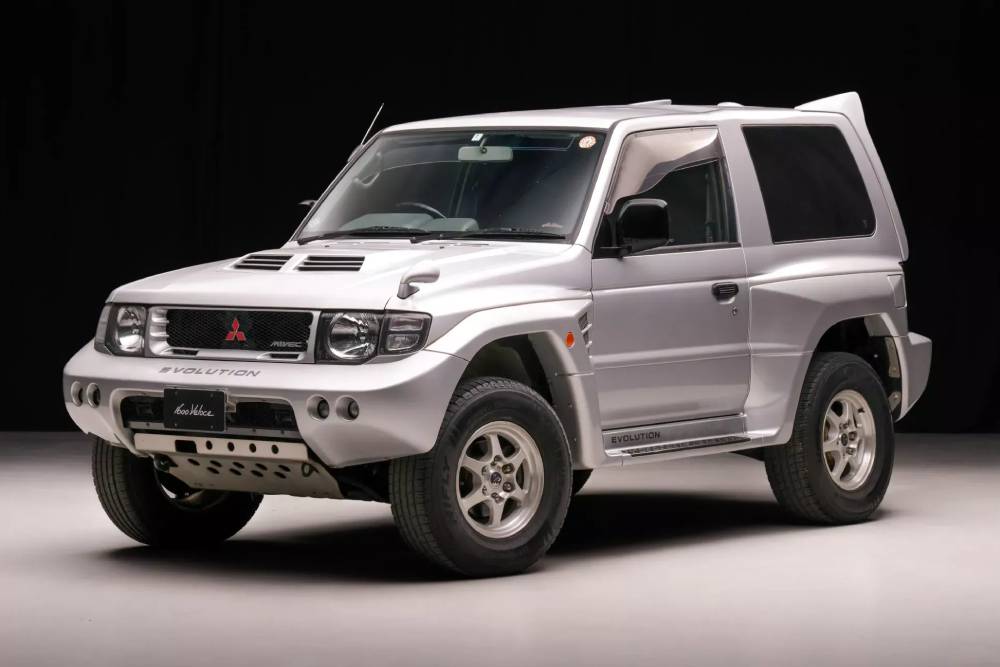 https://autogreeknews.gr/wp-content/uploads/2025/11/Mitsubishi-Pajero-Evolution-Auction-USA-3.jpg