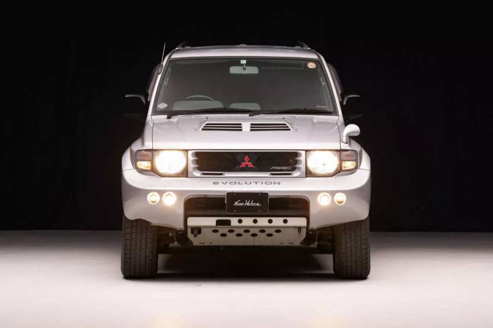 https://autogreeknews.gr/wp-content/uploads/2025/11/Mitsubishi-Pajero-Evolution-Auction-USA-4.jpg