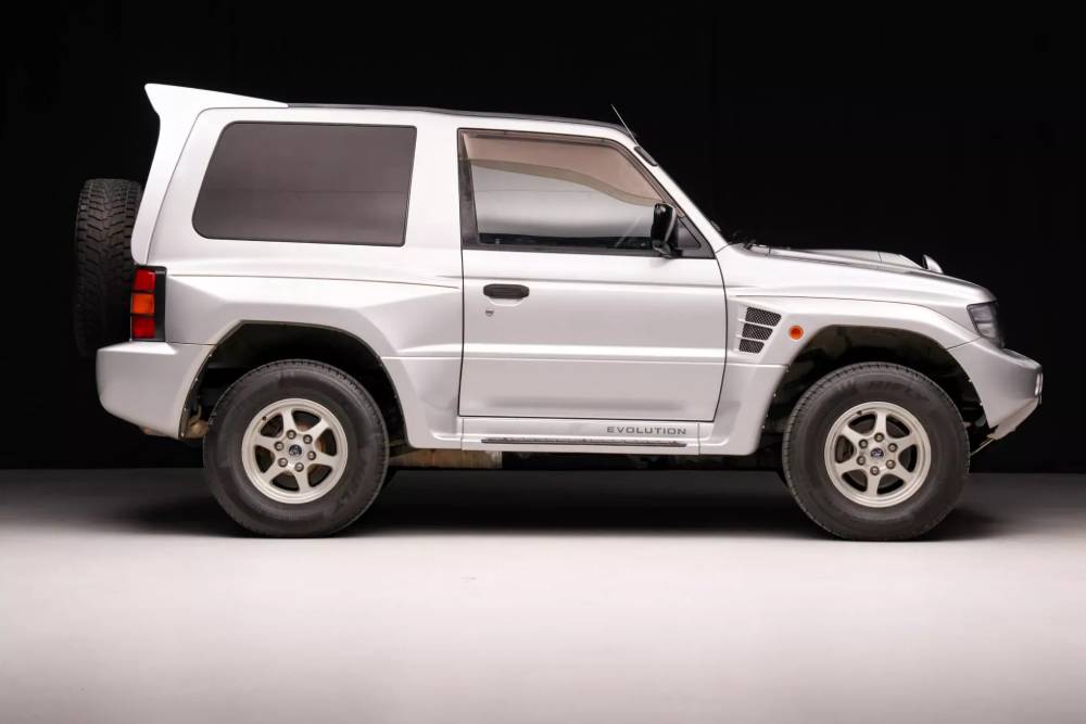 https://autogreeknews.gr/wp-content/uploads/2025/11/Mitsubishi-Pajero-Evolution-Auction-USA-6.jpg