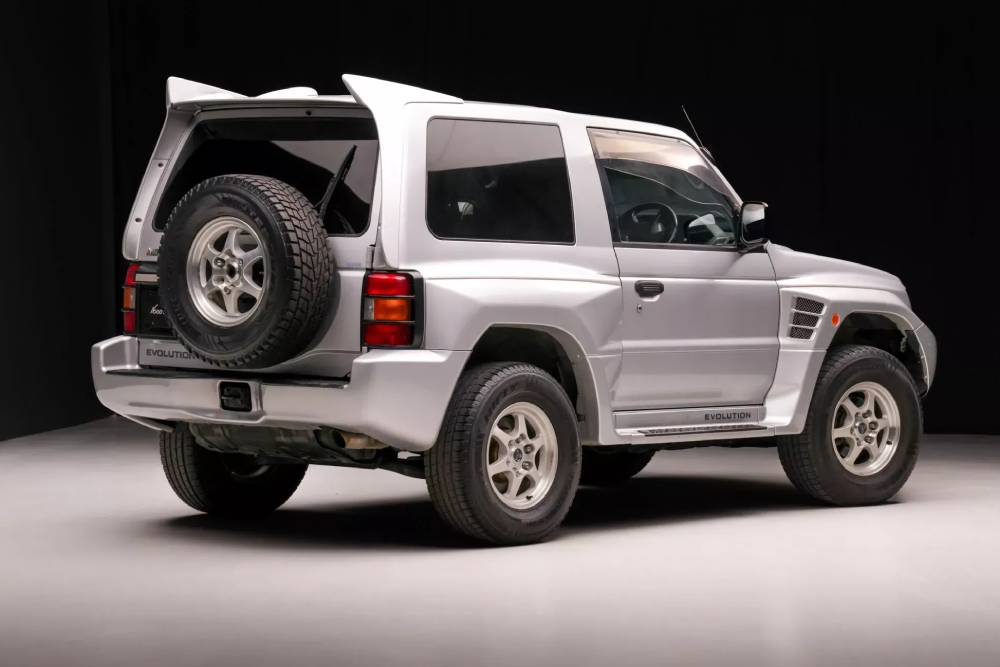 https://autogreeknews.gr/wp-content/uploads/2025/11/Mitsubishi-Pajero-Evolution-Auction-USA-7.jpg