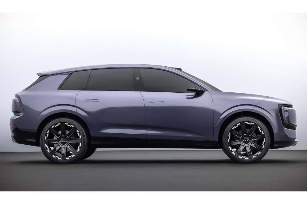 https://autogreeknews.gr/wp-content/uploads/2025/11/audi-e-suv-concept-1.jpg