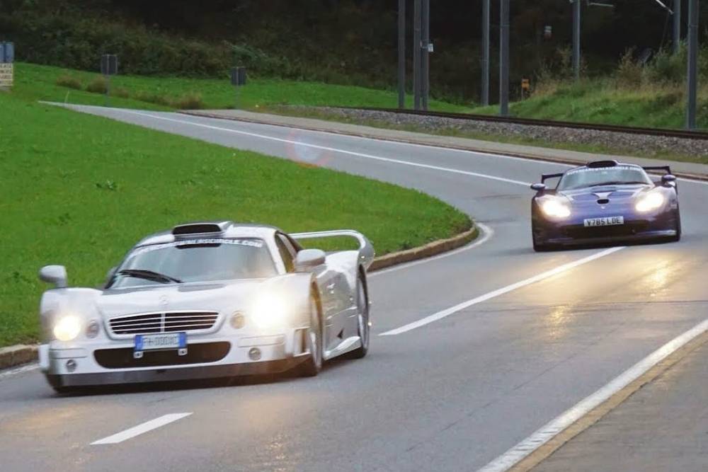 https://autogreeknews.gr/wp-content/uploads/2025/11/clk-gtr-vs-911-gtr-02.jpg
