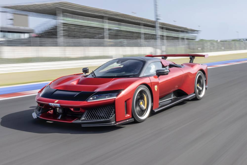https://autogreeknews.gr/wp-content/uploads/2025/11/ferrari_f8050.jpg