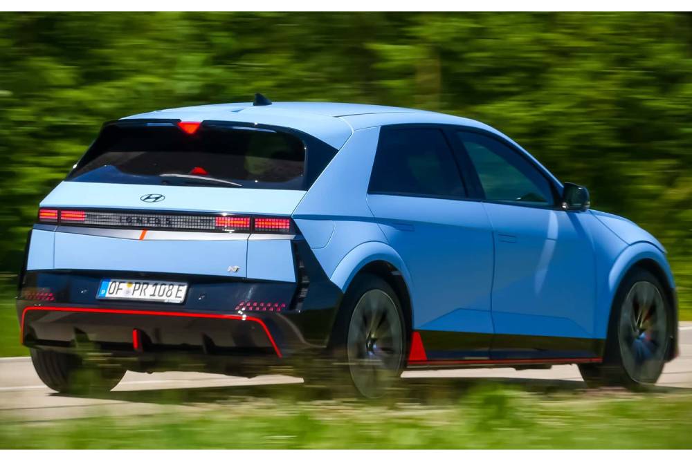 https://autogreeknews.gr/wp-content/uploads/2025/11/hyundai-ioniq-5-n-on-the-road-2.jpg
