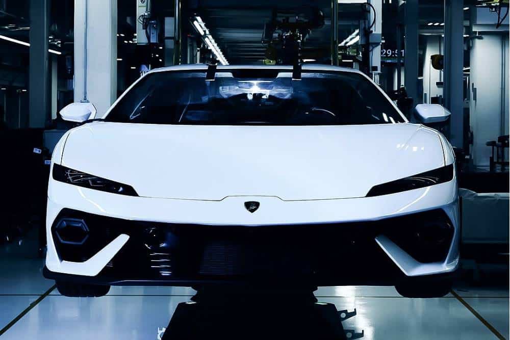 https://autogreeknews.gr/wp-content/uploads/2025/11/lamborghini-temerario-poses-for-the-camera-on-the-1.jpg