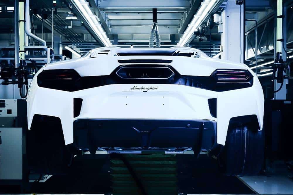 https://autogreeknews.gr/wp-content/uploads/2025/11/lamborghini-temerario-poses-for-the-camera-on-the-2.jpg