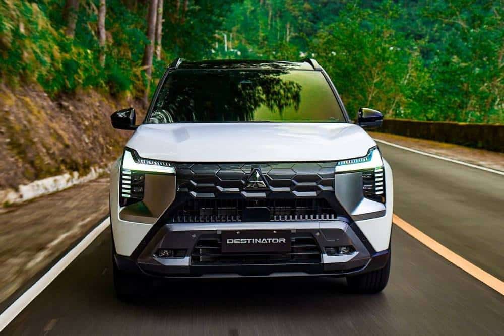 https://autogreeknews.gr/wp-content/uploads/2025/11/mitsubishi-destinator-02.jpg