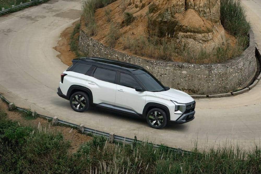 https://autogreeknews.gr/wp-content/uploads/2025/11/mitsubishi-destinator.jpg