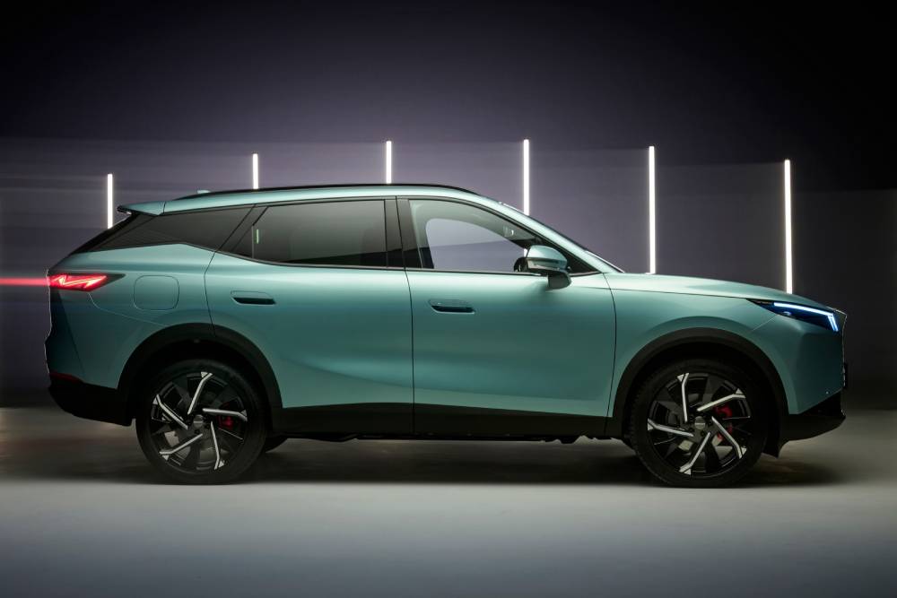 Νέο μεσαίο SUV Omoda 7 βενζίνη και plug-in υβριδικό