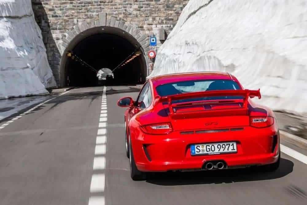 https://autogreeknews.gr/wp-content/uploads/2025/11/porsche-tunnel-mode.jpg