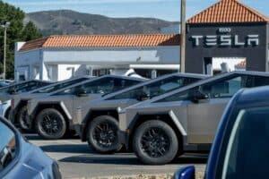 Η Tesla ρίχνει αναγκαστικό «άκυρο» στους Κινέζους
