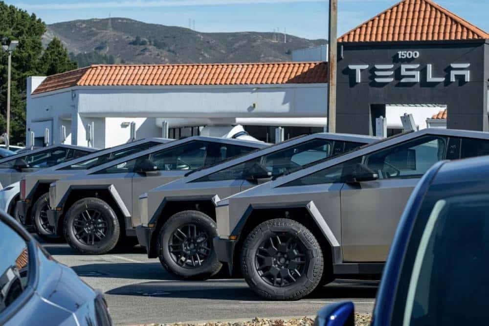 Η Tesla ρίχνει αναγκαστικό «άκυρο» στους Κινέζους