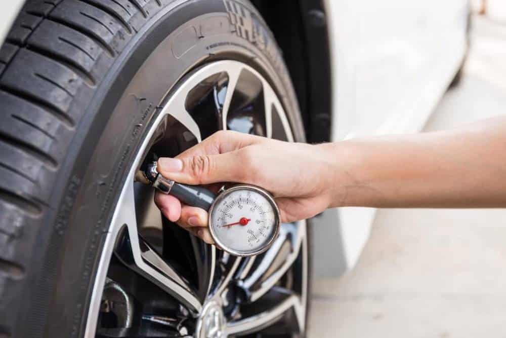 https://autogreeknews.gr/wp-content/uploads/2025/11/tyre-pressure-1-1.jpg
