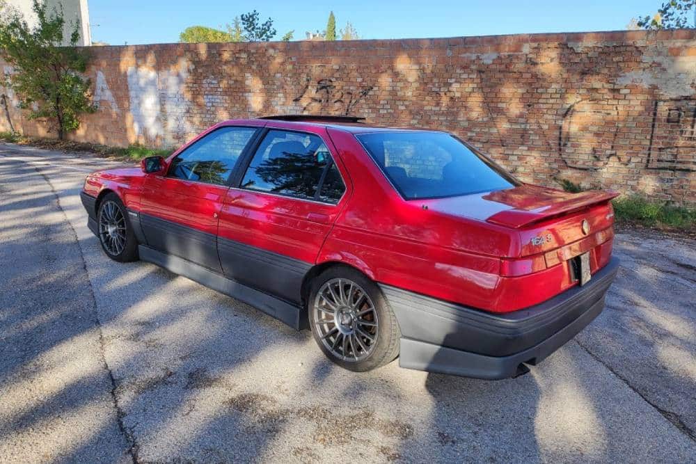 https://autogreeknews.gr/wp-content/uploads/2025/12/1993-alfa-romeo-164-68b6d7795cb74.jpg