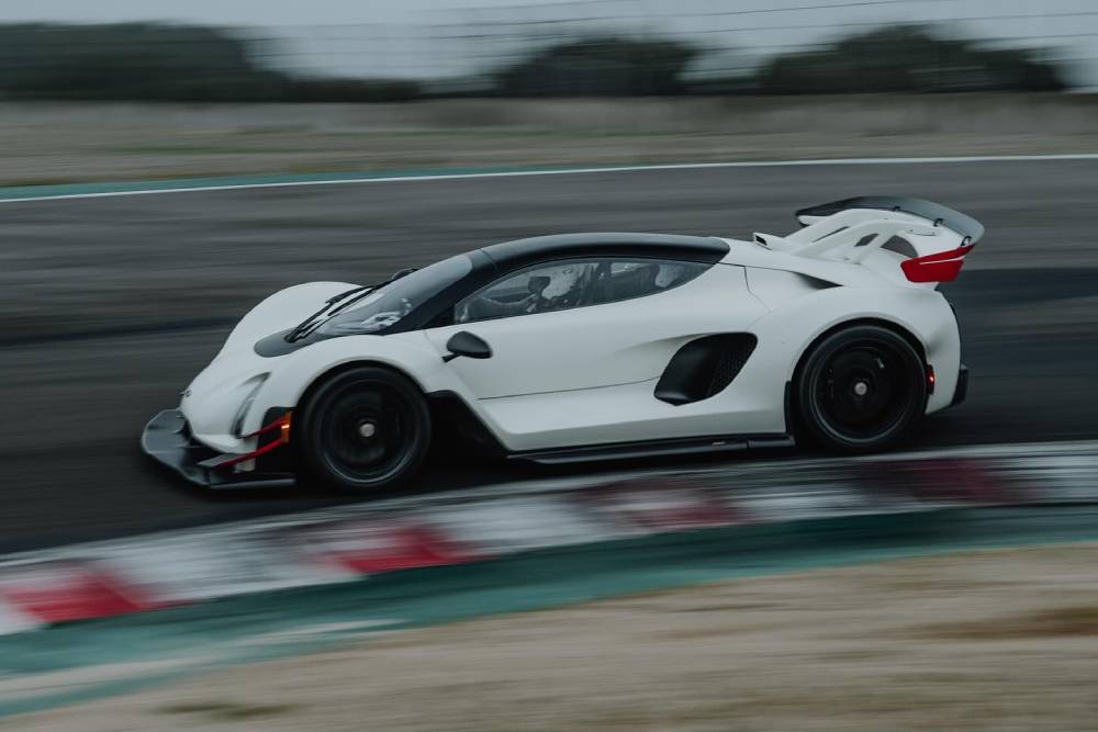 https://autogreeknews.gr/wp-content/uploads/2025/12/2025-czinger-21c-laguna-seca-record-2025-1-1.jpg