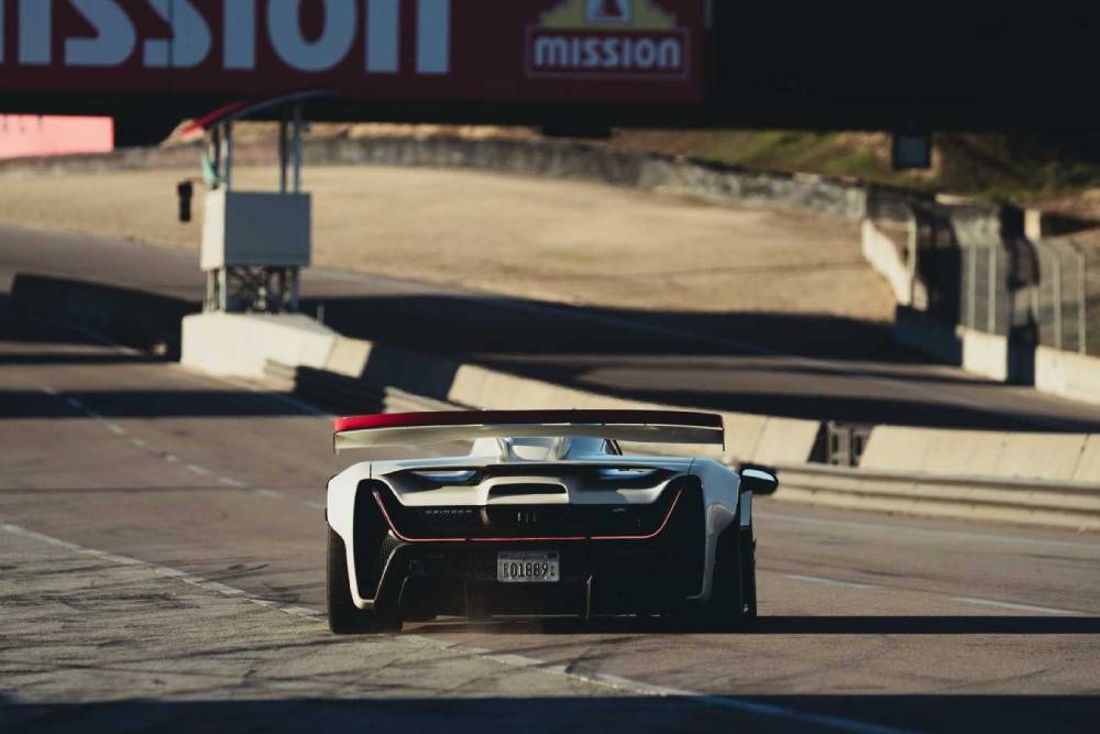 https://autogreeknews.gr/wp-content/uploads/2025/12/2025-czinger-21c-laguna-seca-record-2025-2.jpg