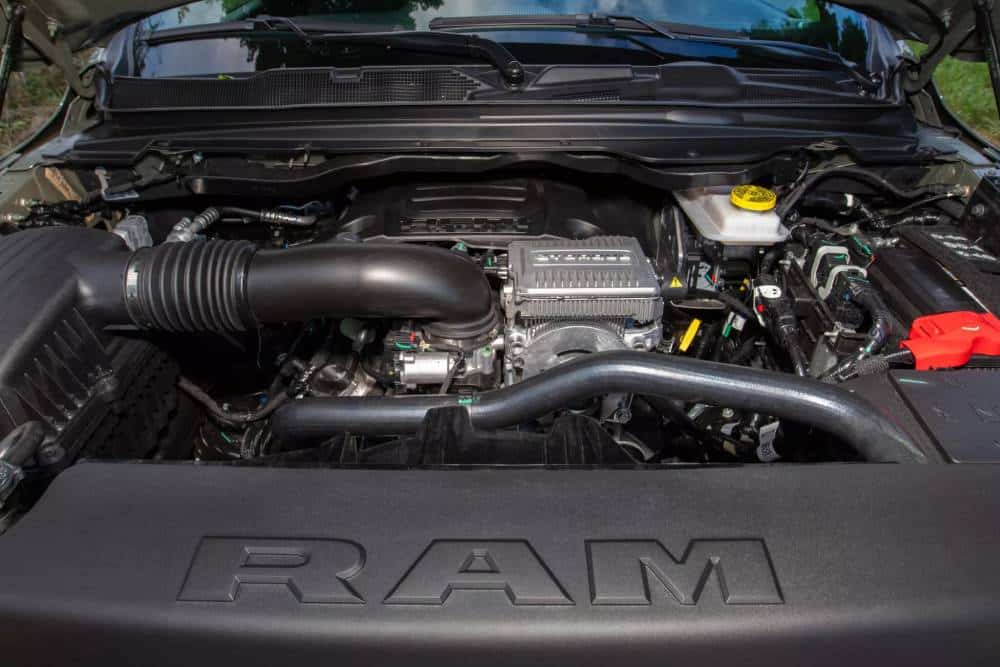 https://autogreeknews.gr/wp-content/uploads/2025/12/2026-Ram-1500-Hemi-V8-1218-16-2048x1366-1.jpg