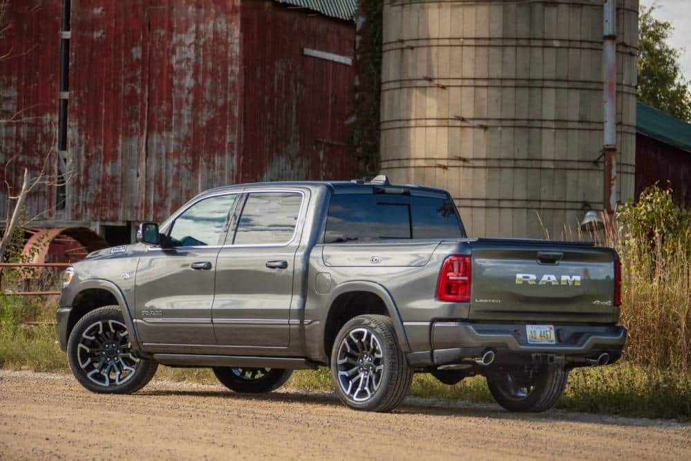 https://autogreeknews.gr/wp-content/uploads/2025/12/2026-Ram-1500-Hemi-V8-1218-19-2048x1366-1.jpg