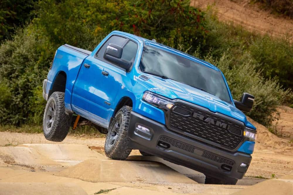 https://autogreeknews.gr/wp-content/uploads/2025/12/2026-Ram-1500-Hemi-V8-1218-31-2048x1366-1.jpg