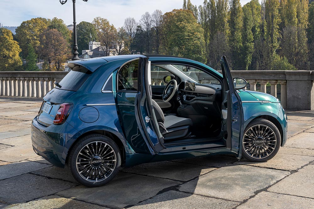 https://autogreeknews.gr/wp-content/uploads/2025/12/Fiat-500-Hybrid-7.jpg