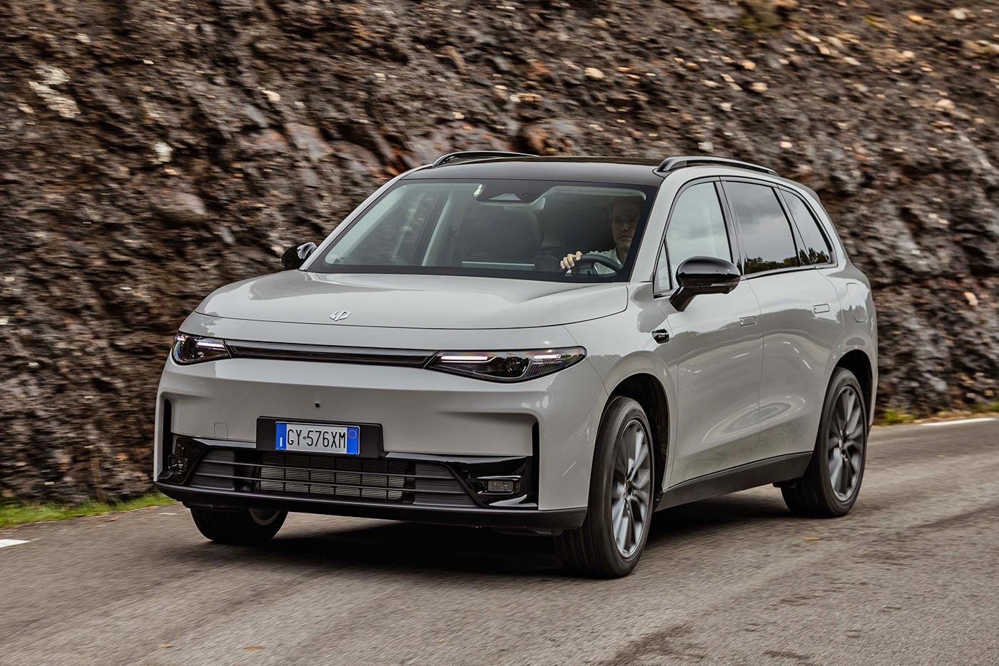 Βάζει τα γυαλιά στα υβριδικά και σε τιμή το Leapmotor C10 REEV