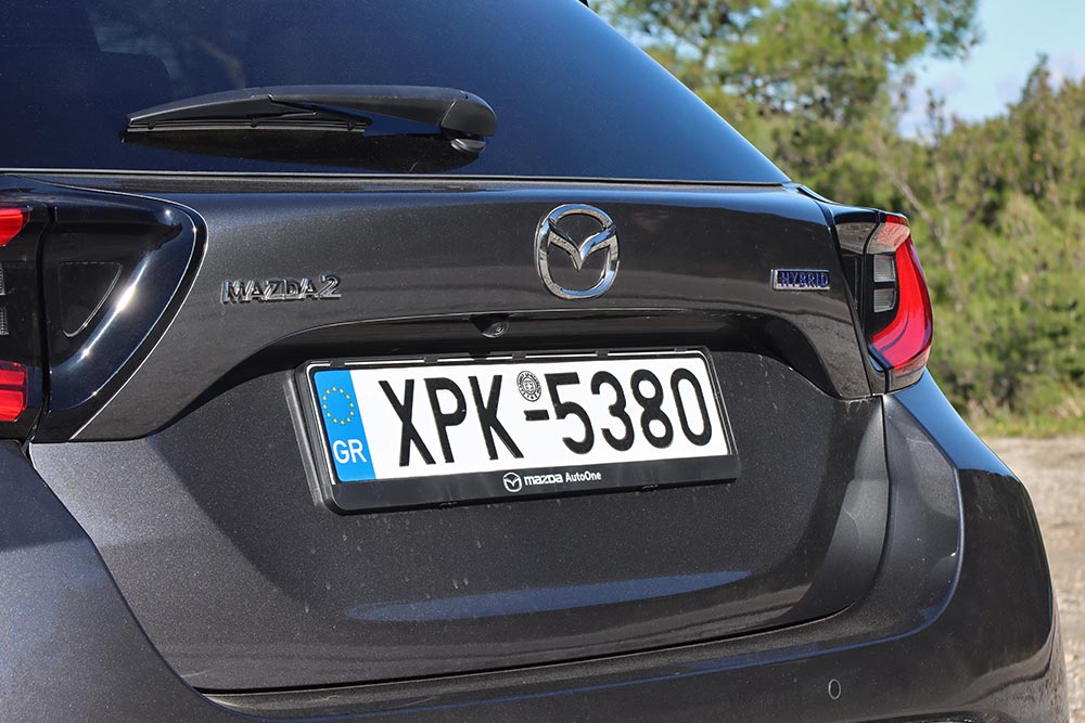 https://autogreeknews.gr/wp-content/uploads/2025/12/Mazda2-Hybrid-7.jpg