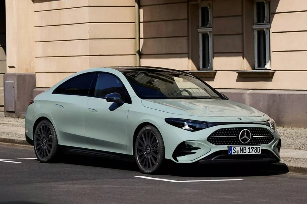 https://autogreeknews.gr/wp-content/uploads/2025/12/Mercedes-CLA-220-Hybrid-4-2048x1152-1.jpg