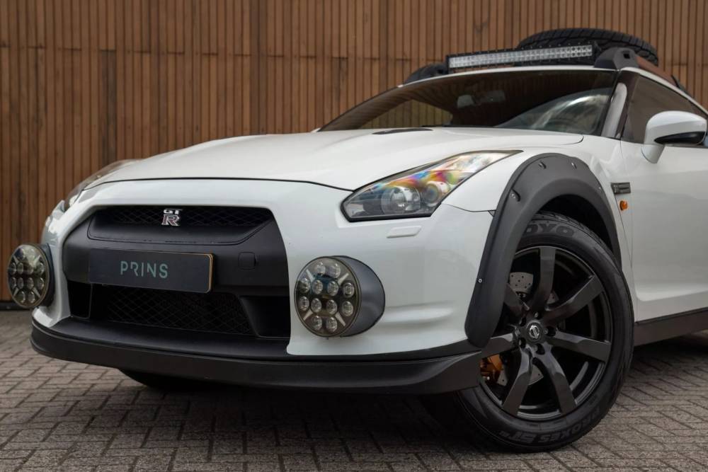 https://autogreeknews.gr/wp-content/uploads/2025/12/Nissan-GT-R-Off-Road-Prins-6-2048x1536-1.jpg