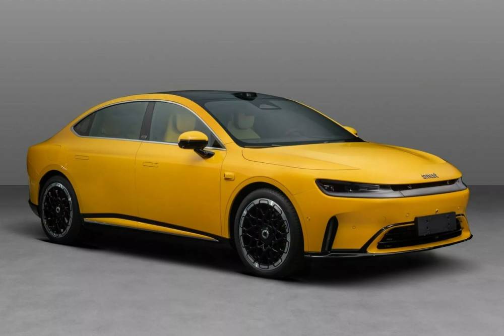 Νέο σεντάν Smart #6 κοντράρει σε μπόι Mercedes E-Class