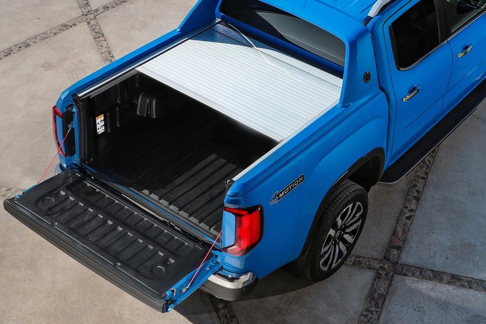 https://autogreeknews.gr/wp-content/uploads/2025/12/VW-Amarok-Roll-Cover.jpg