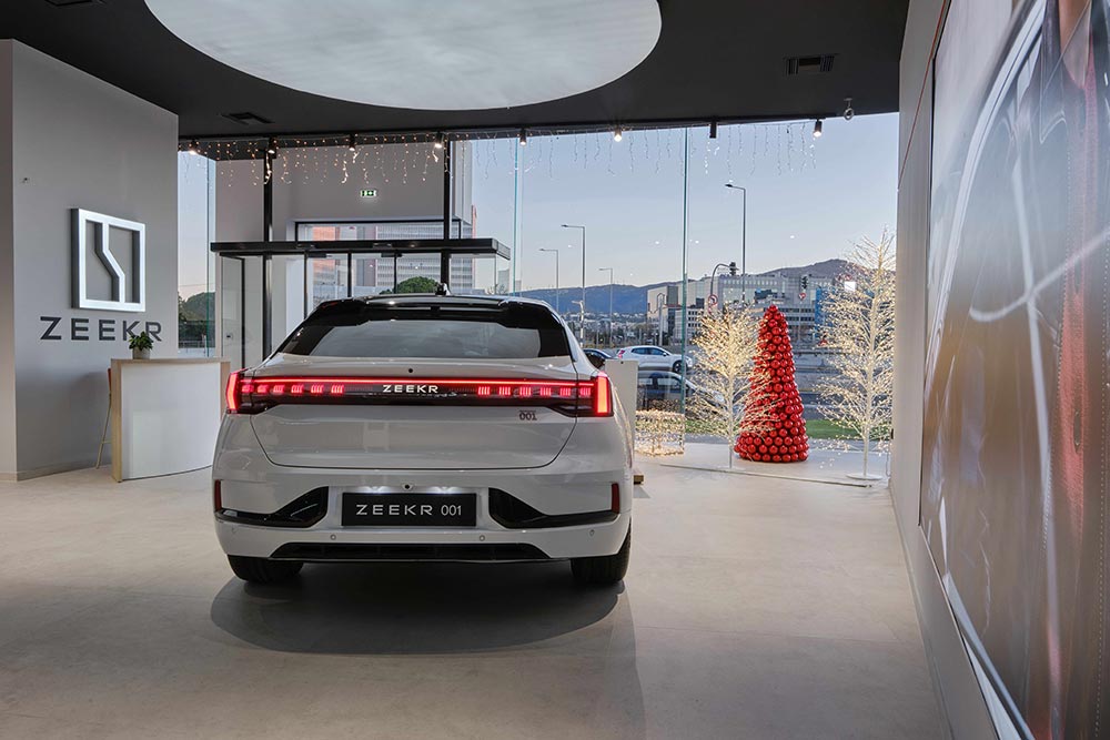 https://autogreeknews.gr/wp-content/uploads/2025/12/Zeekr-Experience-Store-3.jpg