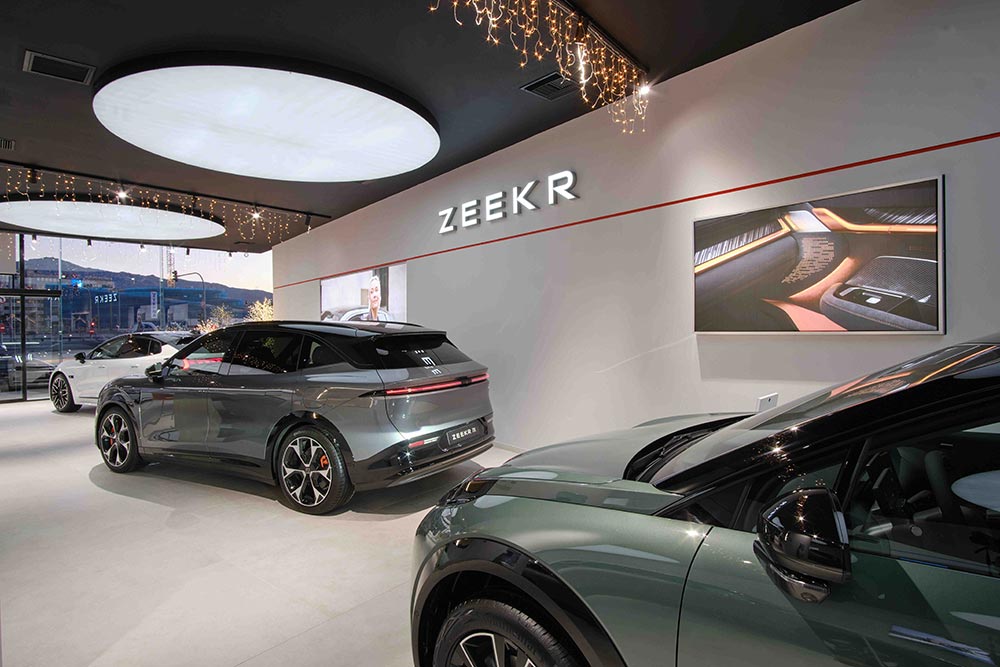 https://autogreeknews.gr/wp-content/uploads/2025/12/Zeekr-Experience-Store-8.jpg