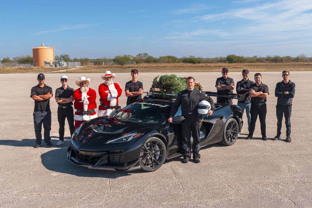 https://autogreeknews.gr/wp-content/uploads/2025/12/corvette-zr1-christmas-tree-speed-record-2.jpg