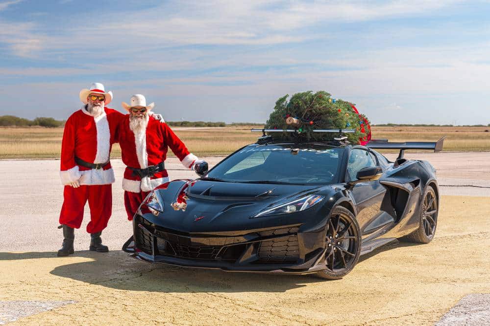 https://autogreeknews.gr/wp-content/uploads/2025/12/corvette-zr1-christmas-tree-speed-record-3.jpg
