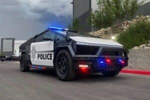 Το Tesla Cybertruck τζογάρει και ποζάρει ως περιπολικό