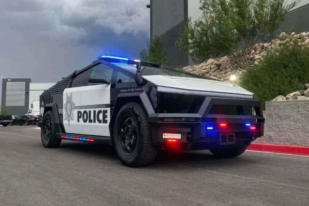 Το Tesla Cybertruck τζογάρει και ποζάρει ως περιπολικό