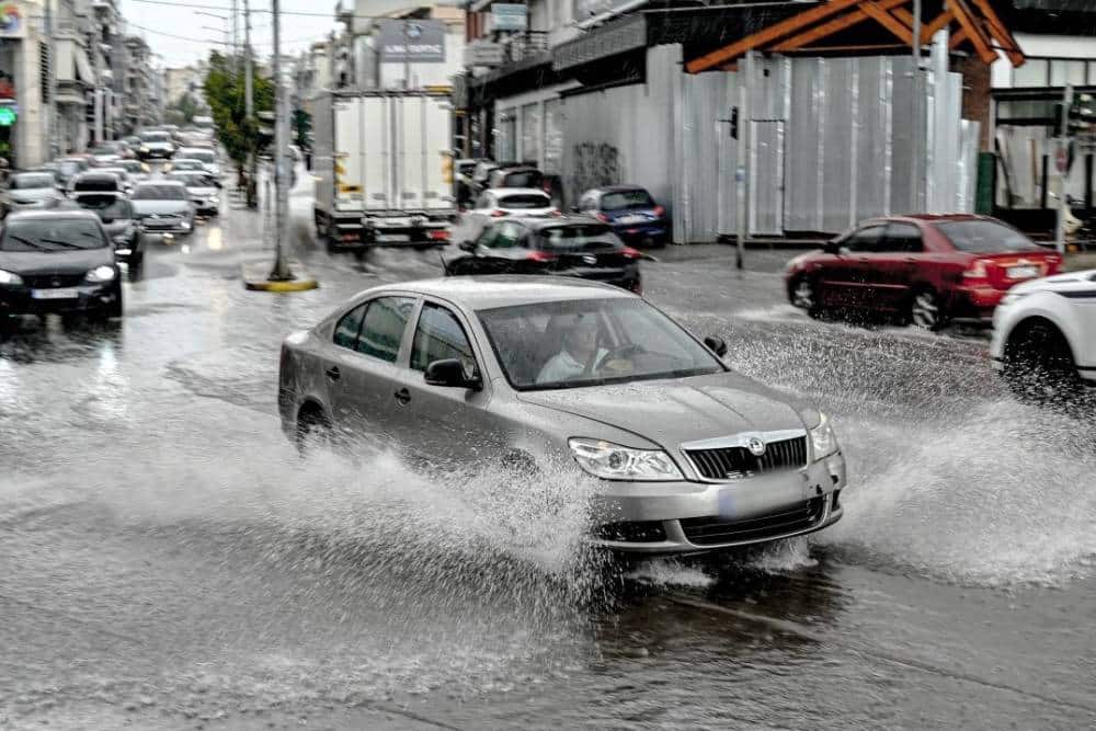 https://autogreeknews.gr/wp-content/uploads/2025/12/driving-in-the-rain-03.jpg