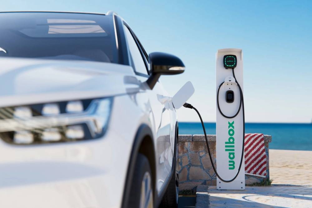 https://autogreeknews.gr/wp-content/uploads/2025/12/ev-charging-on-holiday-02.jpg