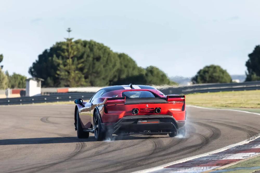 https://autogreeknews.gr/wp-content/uploads/2025/12/ferrari-849-testarossa-on-track-02.jpg