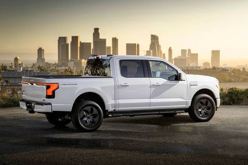 https://autogreeknews.gr/wp-content/uploads/2025/12/ford-f-150-lightning-erev-3.jpg