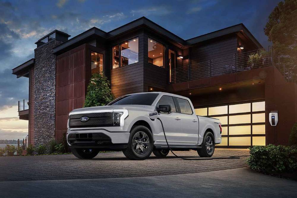 https://autogreeknews.gr/wp-content/uploads/2025/12/ford-f-150-lightning-erev-4.jpg