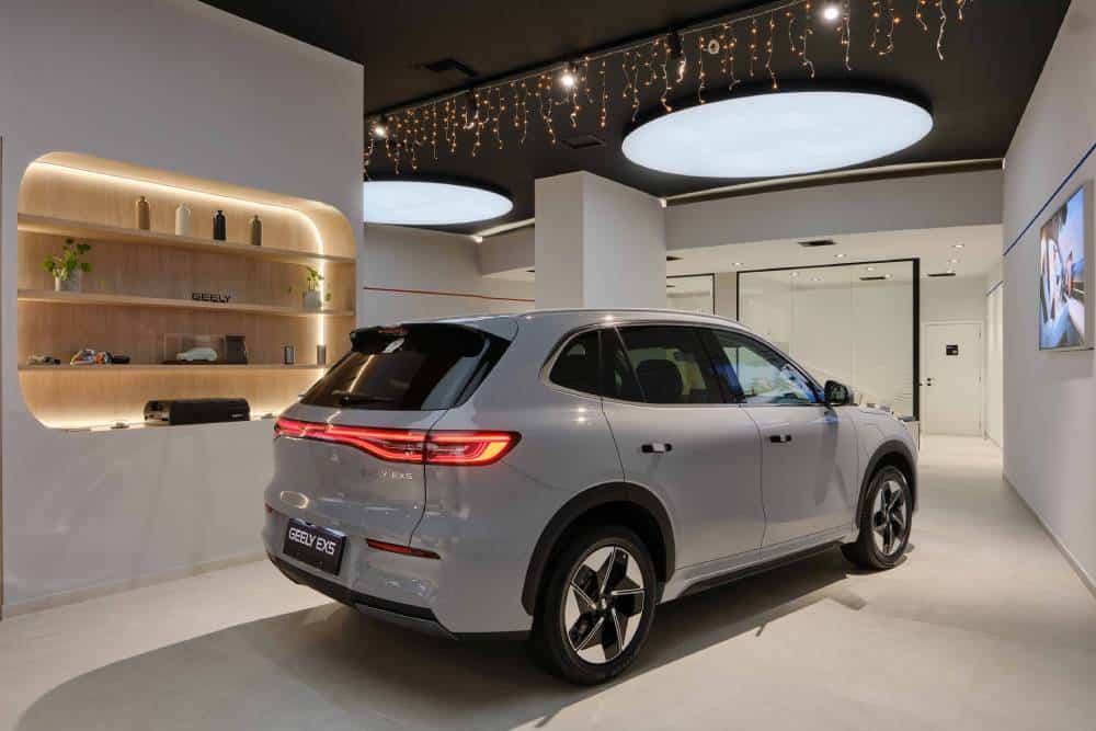 https://autogreeknews.gr/wp-content/uploads/2025/12/geely-experience-store-2-1.jpg